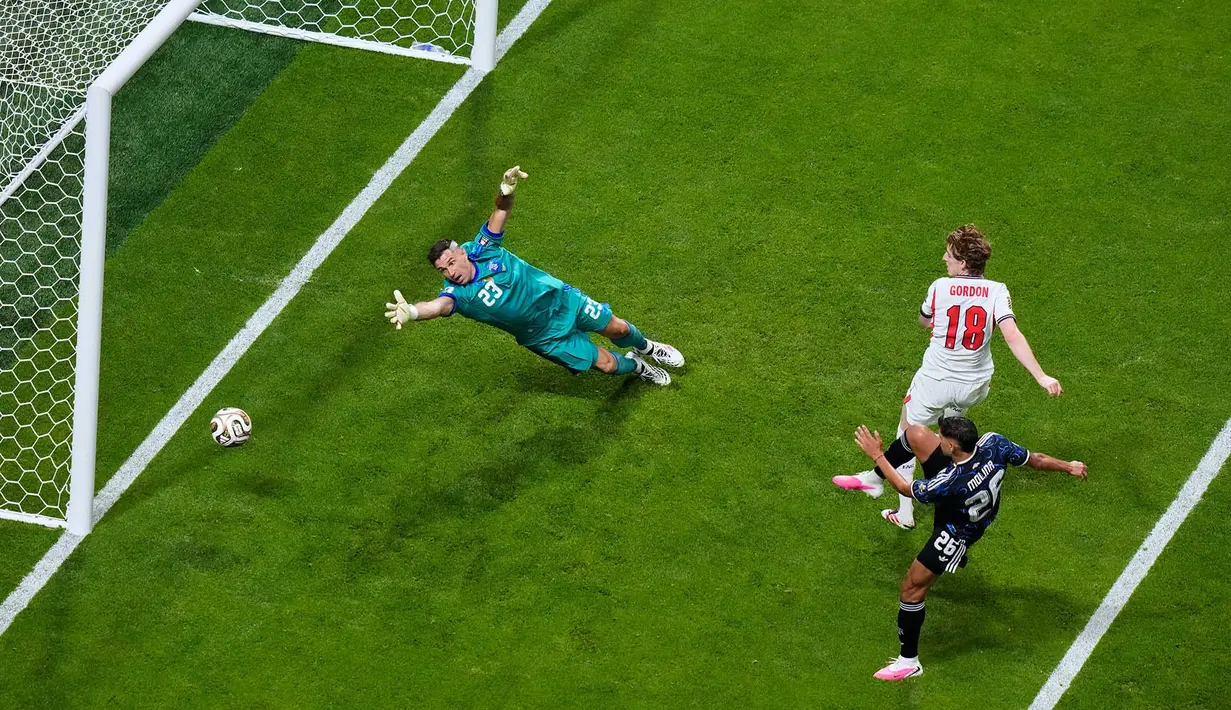 Pemain Inggris Anthony Gordon mencetak gol pertama melawan kiper Argentina Emiliano Martinez  selama pertandingan semifinal Piala Dunia di Atlanta, Rabu, 15 Juli 2026. (AP Photo/Lynne Sladky)