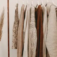 Circular fashion adalah pendekatan dalam dunia mode yang mengutamakan keberlanjutan dengan memperpanjang siklus hidup pakaian. Foto: Alyssa Strohmann on Unsplash