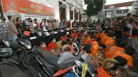Polrestabes Surabaya saat gelar perkara kasus kejahatan pada Januari dan Februari. (Dian Kurniawan/Liputan6.com)