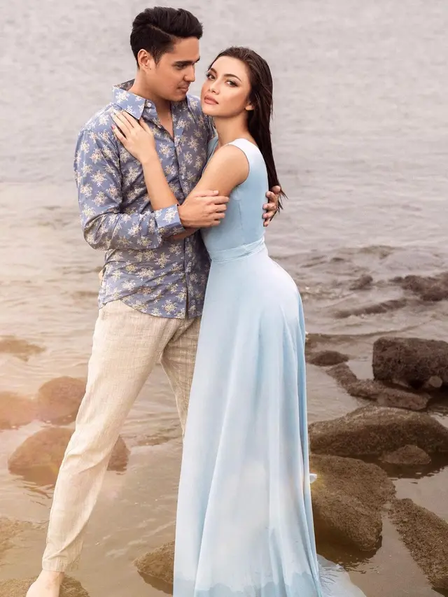 6 Gaya Pemotretan Angela Gilsha dan Mischa di Pantai, Bak Prewedding