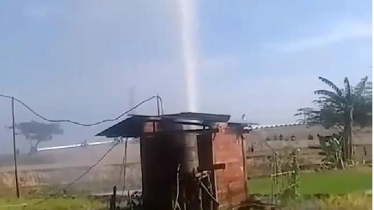 Semburan Air Misterius di Ngawi Menjadi-jadi, Tanah Sekitar Mulai Ambles