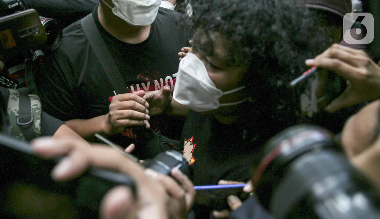 Komedian Marshel Widianto memenuhi panggilan penyidik Ditreskrimsus Polda Metro Jaya, Jakarta, Kamis (7/4/2022). Marshel Widianto menjalani pemeriksaan sebagai saksi terkait pembelian puluhan konten pornografi Gusti Ayu Dewanti alias Dea OnlyFans. (Liputan6.com/Faizal Fanani)