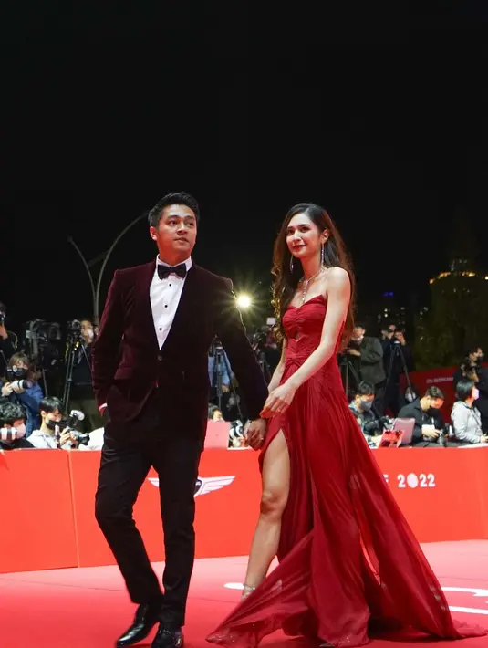 Seraasinya Deva Mahenra dan Mikha Tambayong saat jalan bergandengan tangan di red carpet BIFF 2022. (Foto: Instagram/ devamahenra)