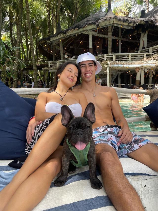 Jennifer Coppen Hamil, Ini 6 Potret Kemesraan Bareng Dali Wassink Sang Kekasih