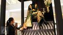 (Kiri) Creative Director Iwan Tirta Private Collection Era Soekamto melihat instalasi pendapa istana kerajaan Jawa yang bertajuk Catur Sagotro di Main Lobby Senayan City, Jakarta, Kamis (1/10/2015). (Liputan6.com/ Immanuel Antonius) 