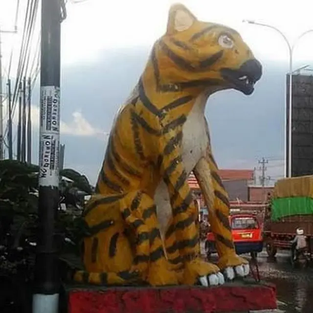 7 Patung Ini Bentuknya Nyeleneh, Tak Mirip Asli Malah Bikin Ngakak