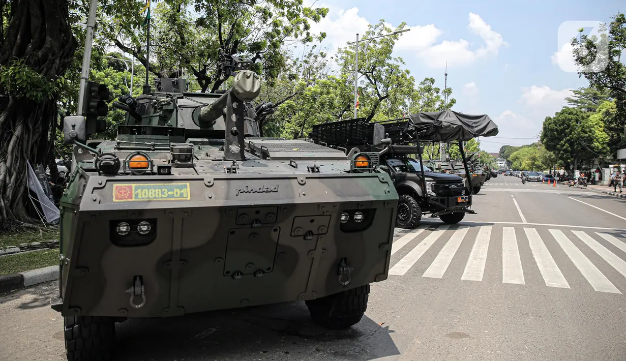 Sejumlah kendaraan alat utama sistem senjata (alutsista) TNI berjajar di kawasan Istana Merdeka, Jakarta, Selasa (4/10/2022). Kegiatan ini dalam rangka HUT ke-77 TNI yang akan berlangsung di Istana Merdeka pada 5 Oktober besok. (Liputan6.com/Faizal Fanani)
