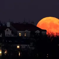 Nggak sempat melihat Gerhana Bulan Total yang terjadi pada 31 Januari lalu? Kamu bisa lihat Gerhana Bulan Total lainnya pada 28 Juli 2018 mendatang. (Ilustrasi: Lipstick Alley)