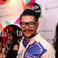 Kosmetik identik dengan wanita, dan dianggap tabu untuk kaum Adam, namun seiring berjalannya waktu, semakin banyak pria yang menggunakan, atau bahkan terjun langsung di dunia ini. Salah satunya adalah Ferry Salim. (Deki Prayoga/Bintang.com)