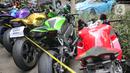 Motor gede (moge) sitaan milik tersangka Quotex, Doni Salmanan terparkir di halaman Bareskrim Polri, Jakarta, Senin (14/3/2022). Bareskrim Polri menetapkan Doni Salmanan sebagai tersangka kasus dugaan penipuan hingga tindak pidana pencucian uang (TPPU) platform Quotex. (Liputan6.com/Faizal Fanani)