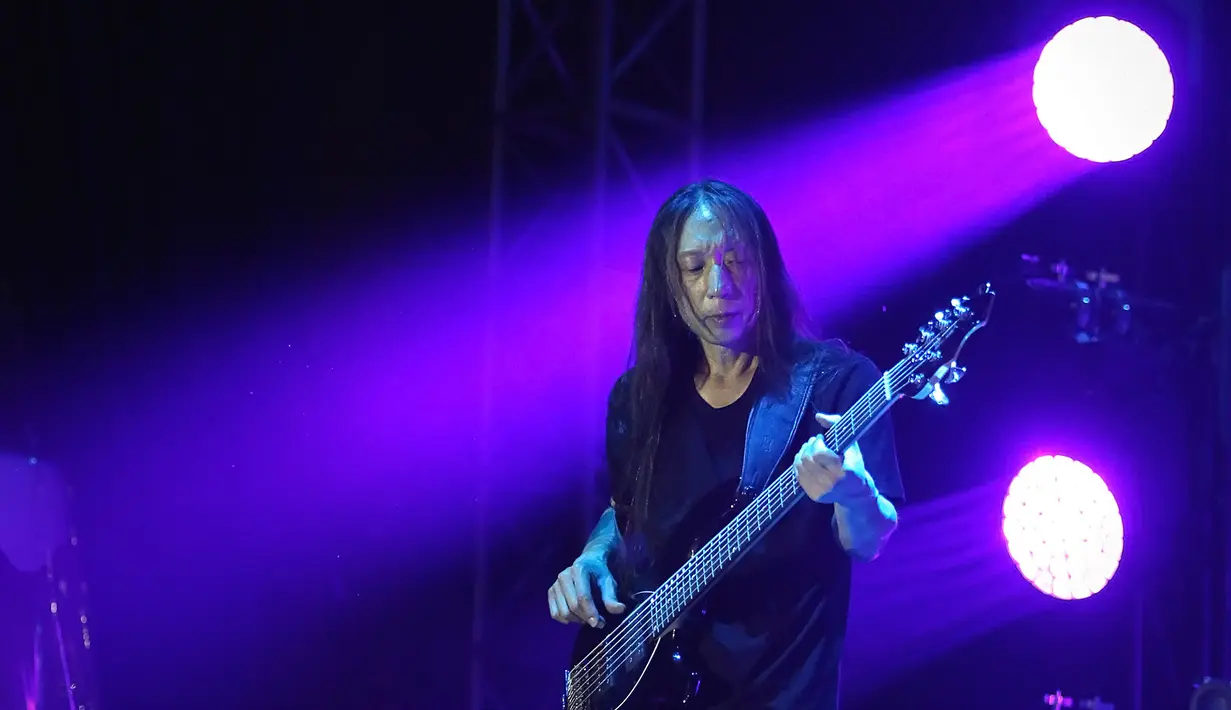 Ribuan penonton terlihat puas dengan penampilan Dream Theater. Meski jelang ditutupnya acara, gerimis sempat mengguyur, namun tak menyurutkan para penonton yang memadati arena meninggalkan lokasi hingga konser usai. (Bambang E. Ros/Bintang.com)
