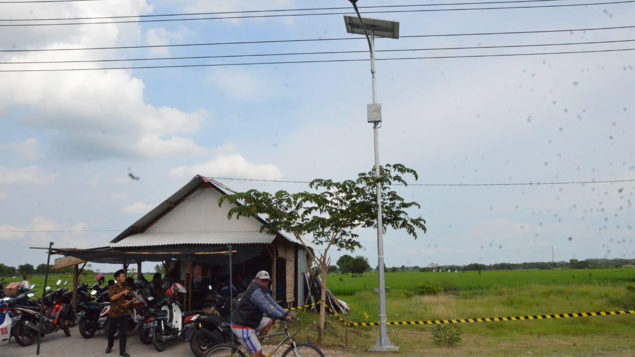 Lampu tenaga surya di jalan raya di Jatim
