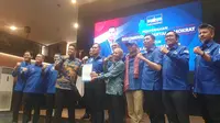 Ketua Umum Partai Demokrat, Agus Harimurti Yudhoyono (AHY), menyerahkan rekomendasi dukungan kepada tujuh pasang bakal calon gubernur dan wakil gubernur yang akan berkompetisi dalam Pilkada 2024. (Merdeka.com/Bachtiarudin Alam)