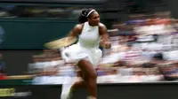 Aksi petenis putri AS, Serena Williams, saat melawan petenis putri Swiss, Amra Sadikovic, dalam turnamen tenis Wimbledon di All England Lawn Tennis & Croquet Club, Wimbledon, Inggris, (28/6/2016). (Reuters/Stefan Wermuth)