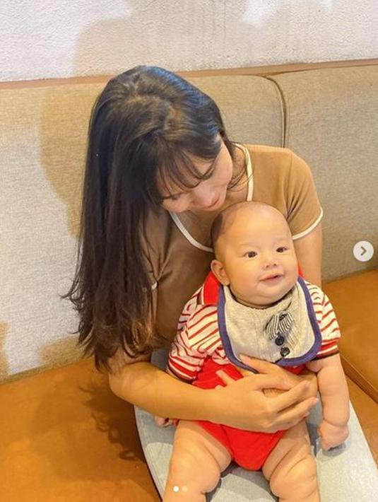 Momen Chika menggendong Kenkulus ini sukses curi perhatian. Kenkulus belum bisa bicara secara lancar dan potret gundulnya sangat bikin gemas. Kenkulus baru bisa berbicara lancar di usia 8 bulan. (Liputan6.com/IG/imchika)