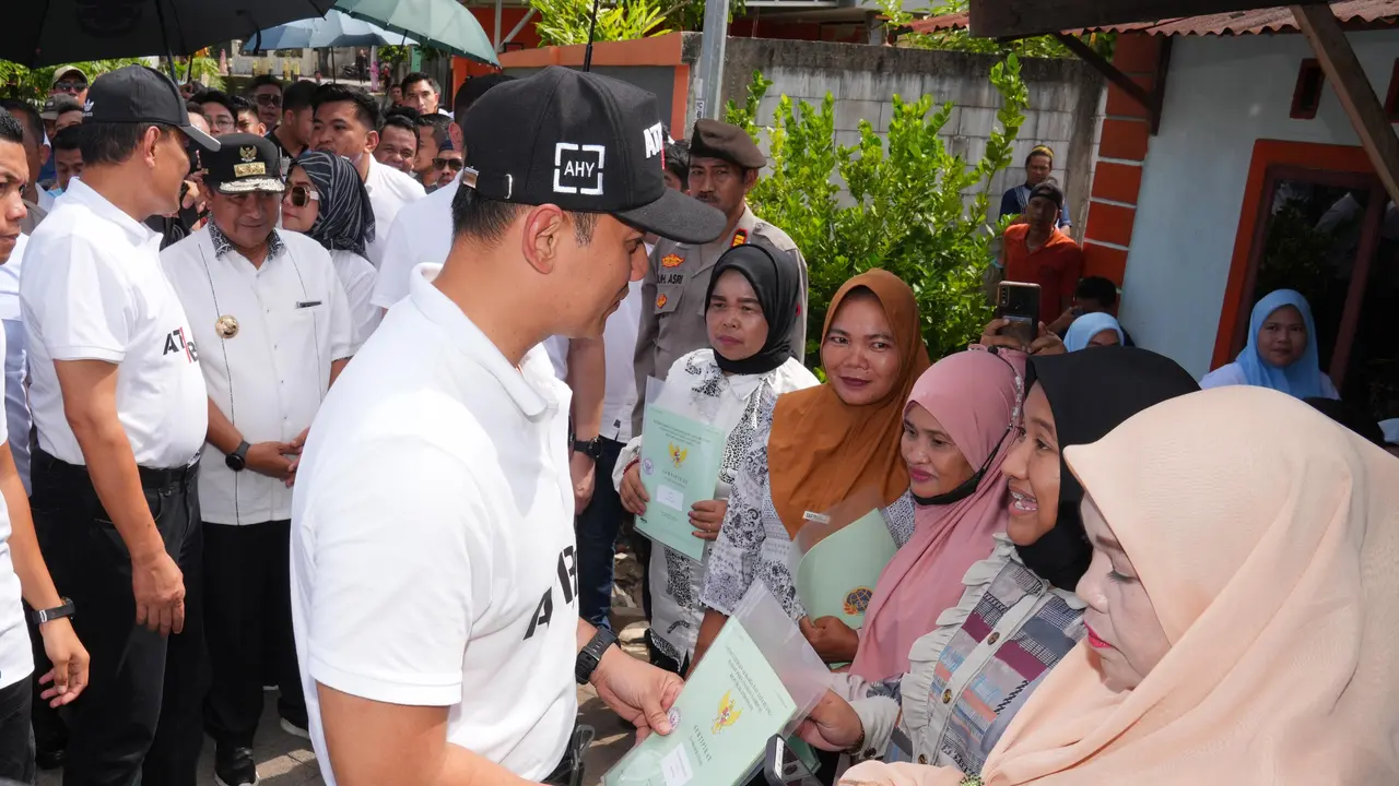 AHY bagikan Sertipikat PTSL di Sulsel (Liputan6.com/Fauzan)