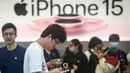 Seorang pria mencoba ponsel iPhone 15 yang baru saja diluncurkan di sebuah toko Apple di Hangzhou, di provinsi Zhejiang, China pada 22 September 2023. (AFP/China OUT)