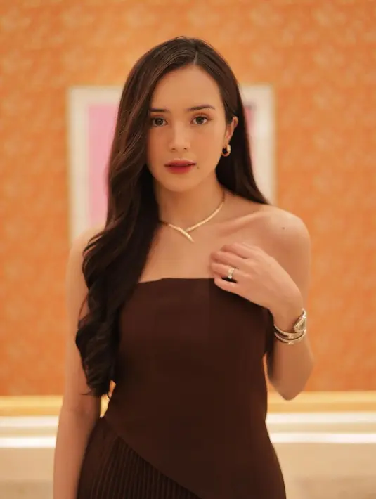 Terakhir, Beby Tsaina jajal Serpenti Viper Earrings yang harganya mulai dari Rp56-211 jutaan [@bebytsabina]