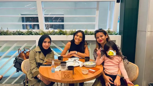 Sama-Sama di Australia, Ini 6 Momen Temu Kangen Acha Septriasa dan Amanda Rawles