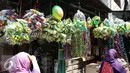 Sejumlah ornamen hiasan Idul Fitri terpajang dalam toko di Pasar Pagi, Asemka, Jakarta, Kamis (24/6/2016). Jelang Hari Raya Idul Fitri 1437 H, permintaan ornamen hiasan Idul Fitri seperti terus meningkat. (Liputan6.com/Faisal Fanani)