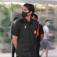 El Rumi menjadi perbincangan warganet. Anak Maia Estianty yang biasa hidup mewah itu mengenakan seragam satpam. Penampilan lulusan Universital of Westminster, London, Inggris itu menjadi perbincangan warganet. [Instagram/elelrumi]