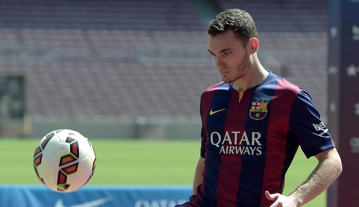Thomas Vermaelen. Bek tengah Belgia yang kini berusia 36 tahun dan telah pensiun pada Januari 2022 bersama Vissel Kobe ini tercaatat pernah 4 musim membela Barcelona mulai 2014/2015 hingga 2018/2019 usai didatangkan dari Arsenal dengan nilai transfer 19 juta euro. Selama membela Barcelona, ia gagal memnmbus skuat utama dan sempat dipinjamkan selama 1 musim pada 2016/2017 ke AS Roma. Pada awal musim 2019/2020 ia dilepas gratis ke Vissel Kobe dan hanya tampil dalam 52 laga di semua ajang bareng Barcelona dengan torehan 1 gol dan 1 assist. (AFP/Josep Lago)