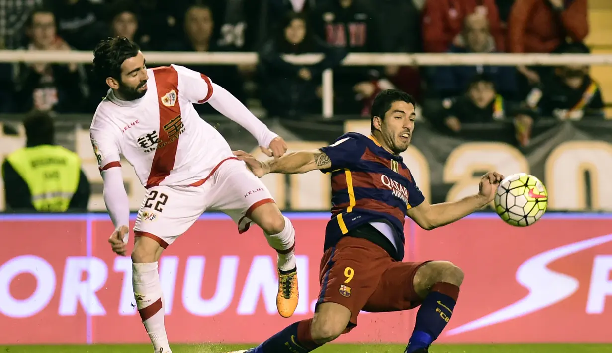 Striker Barcelona, Luis Suarez (kanan), dilanggar pemain Rayo Vallecano, Diego Llorente, pada laga La Liga Spanyol di Estadio del Rayo Vallecano, Madrid, Jumat (4/3/2016) dini hari WIB. (AFP/Pierre-Philippe Marcou)