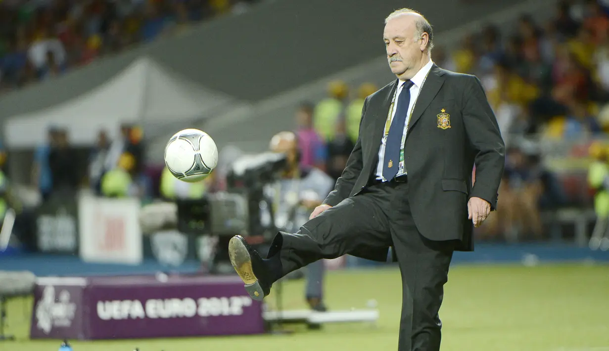 Vicente Del Bosque - Timnas Spanyol hadir di Piala Eropa 2012 dengan status Juara bertahan dan juara dunia. Diisi skuat generasi emas Tim Matador diprediksi akan mampu menjuarai ajang tersebut. (Foto:AFP/Pierre-Philippe Marcou)