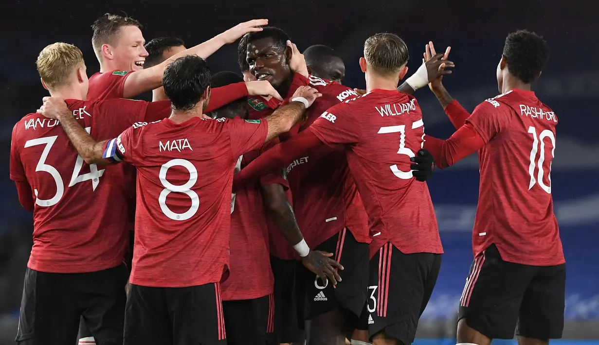 Gelandang Manchester United (MU), Paul Pogba bersama rekan setim merayakan gol yang dicetaknya ke gawang Brighton Albion dalam lanjutan Piala Liga di Stadion Falmer, Kamis (1/10/2020) dinihari WIB. MU menang 3-0 atas Brighton Albion. (Andy Rain/Pool via AP)