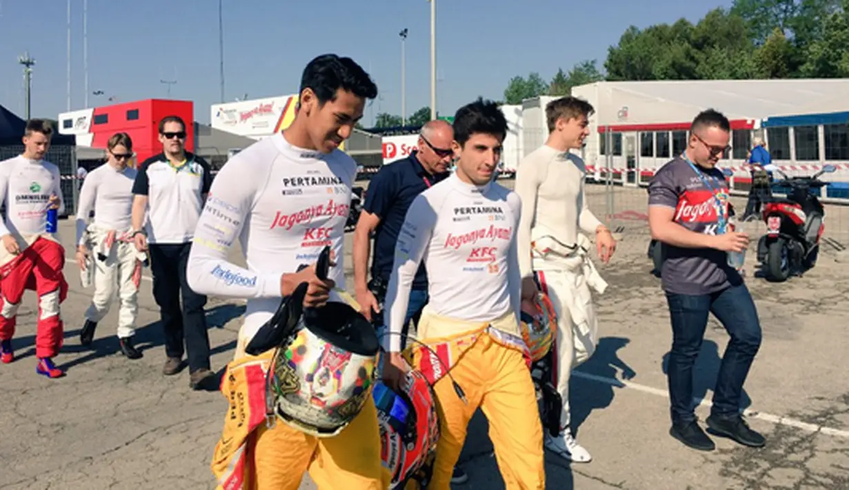 Pebalap Pertamina Campos Racing, Sean Gelael (kiri) dan Mitch Evans, bersiap mengikuti Sprint Race GP2 Spanyol di Sirkuit Catalunya, Spanyol, Minggu (15/5/2016). (Bola.com/Twitter/Camposracing)