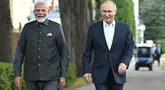 Perdana Menteri India Narendra Modi (kiri) dan Presiden Rusia Vladimir Putin berjalan saat pertemuan informal di kediaman Novo-Ogaryovo, di luar Moskow, Rusia, Senin (8/7/2024). (Sergei Bobylev, Sputnik, Kremlin Pool Photo via AP)