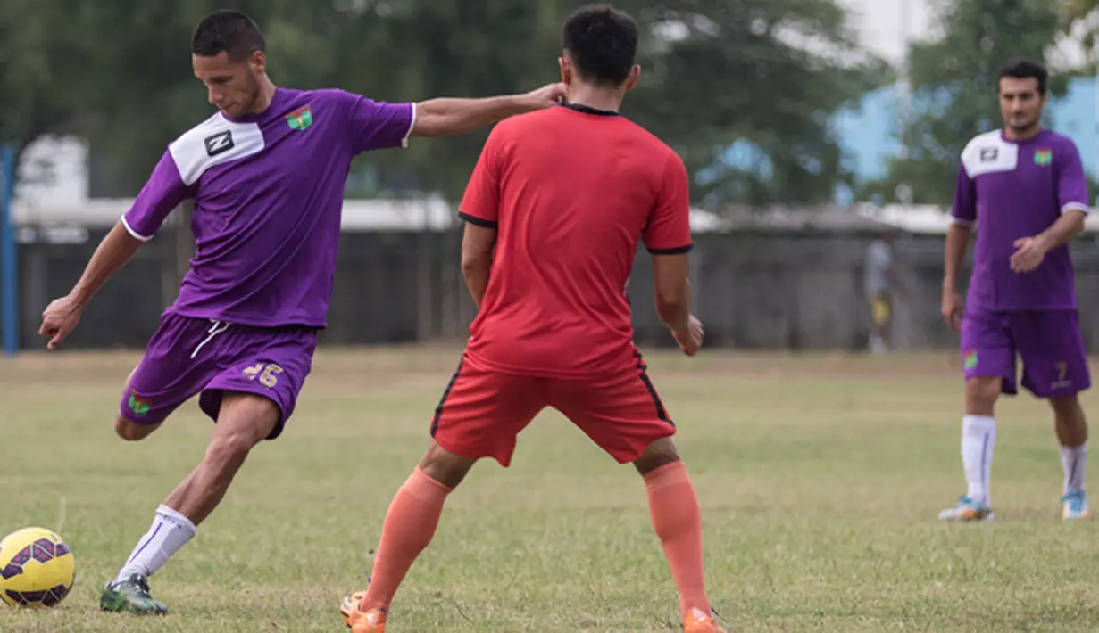 Pemain Persita Tangerang, Raphael Maitimo menendang bola saat ujicoba melawan PSAU di Lapangan Sutasoma, Jakarta, Jumat (21/8/2015). Maitimo berhasil mencetak gol tunggal kemenangan Persita. (Bola.com/Vitalis Yogi Trisna)