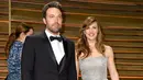 Berlenggang bersama laki-laki kecil itu Garner tak berkata apapun.  Namun banyak yang berpendapat bahwa motif patah hati itu mewakilkan perasaannya pasca bercerai dengan Ben Affleck. (AFP/Bintang.com)