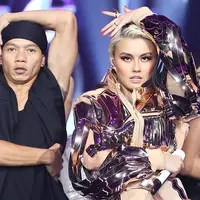 Bukan hanya soal cincin, saat ditanya soal kesiapannya dalam berumah tangga jawaban Agnez pun tak sesuai dengan pertanyaan yang diajukan awak media. Ia malah menjawab soal bisnis yang sedang digelutinya. (Bambang E.Ros/Bintang.com)