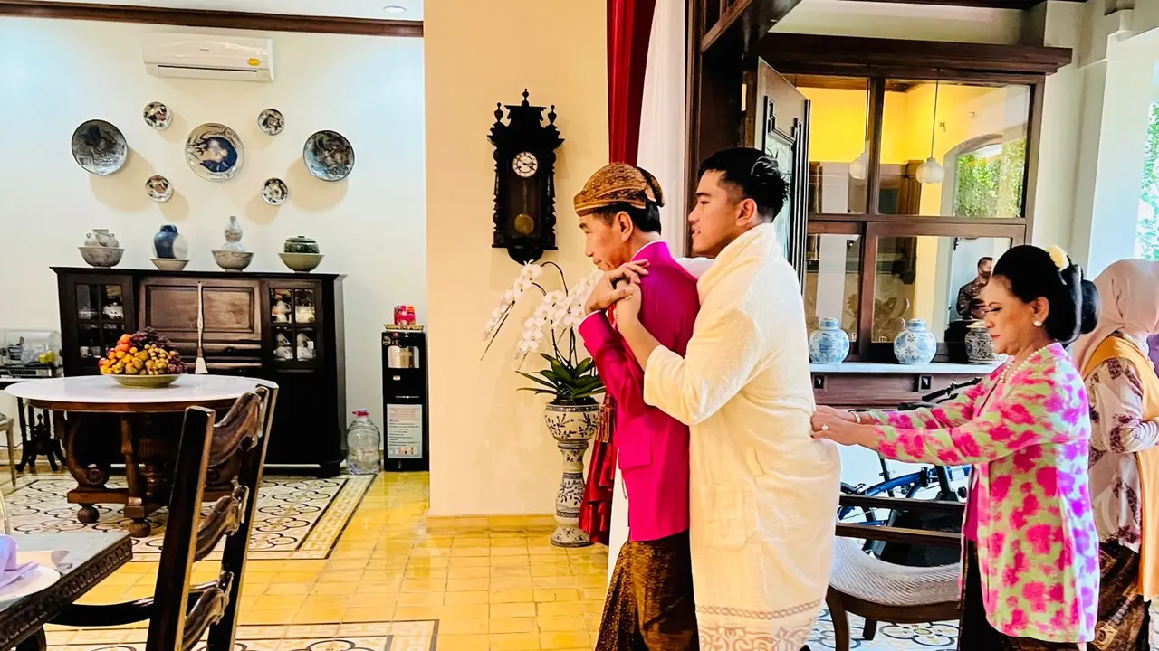 Jokowi saat menggendong putra bungsunya Kaesang Pangarep, dalam rangkaian prosesi siraman jelang pernikahan