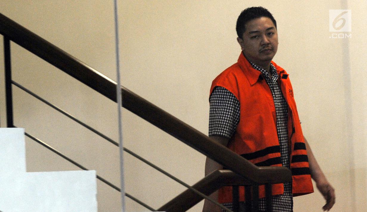 Wali Kota Kendari Adriatma Dwi Putra bersiap menjalani pemeriksaan di Gedung KPK, Jakarta, Senin (19/3). Adriatma menjalani pemeriksaan sebagai tersangka suap proyek pengadaan barang dan jasa Pemkot Kendari tahun 2017-2018. (Merdeka.com/Dwi Narwoko)