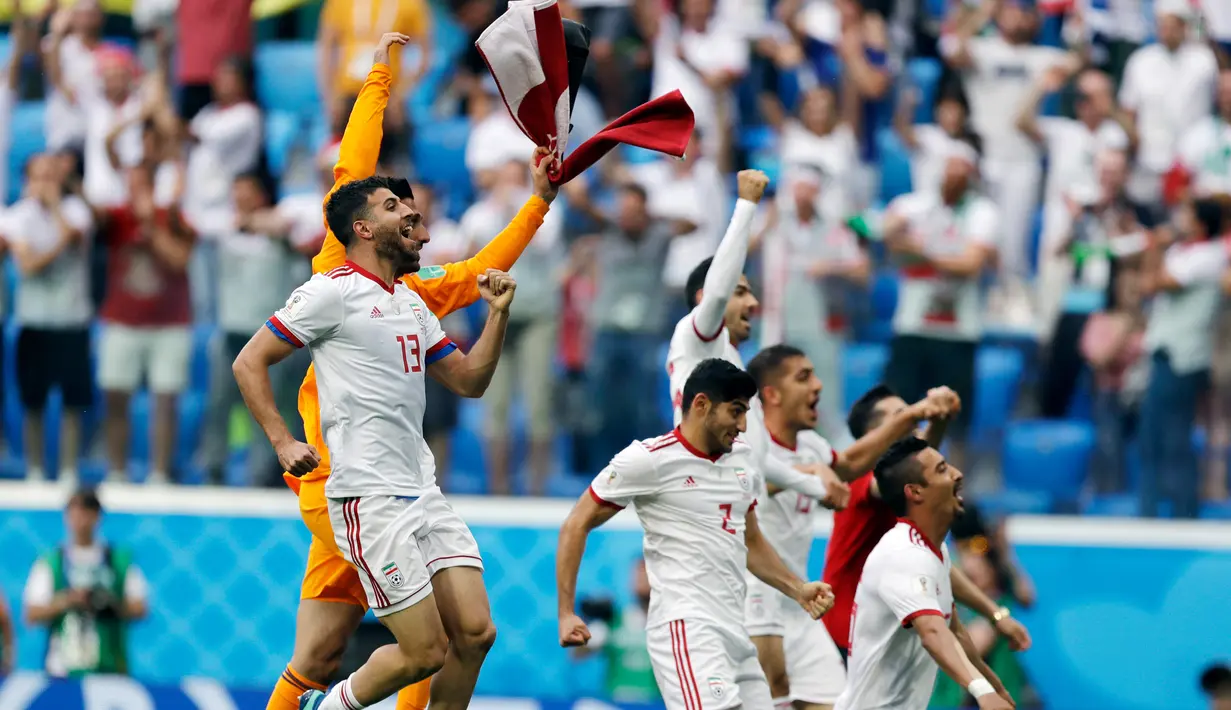 Pemain Iran merayakan kemenangan negaranya usai pertandingan gurp B Piala Dunia 2018 melawan Iran di Stadion St. Petersburg, Rusia (15/6). Iran menang tipis 1-0 berkat gol bunuh diri pemain Maroko Aziz Bouhaddouz. (AP Photo/Themba Hadebe)