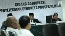 Ketua Sidang Ratna Dewi Petalolo (kanan) membacakan putusan sidang adjudikasi penyelesaian sengketa proses pemilu di Jakarta, Senin (15/1). Sidang menolak gugatan tiga pemohon yaitu Partai Idaman, PIKA, dan PPPI. (Liputan6.com/Helmi Fithriansyah)