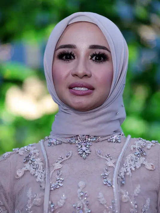 Dari sederet nama selebriti yang hadir, seorang wanita yang sangat menyayangi Laudya Cynthia Bella seperti anaknya sendiri pun juga kembali hadir. Melly Goeslaw kembali menjadi saksi bahagia Bella dan Engku Emran. (Deki Prayoga/Bintang.com)
