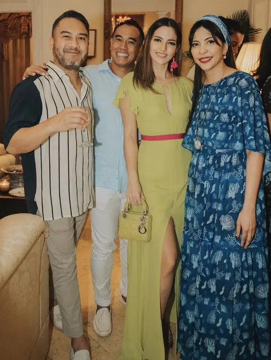 Nia pun semakin elegan dengan anting-anting panjang berwarna fuschia yang serasi dengan beltnya. (@ramadhaniabakrie)