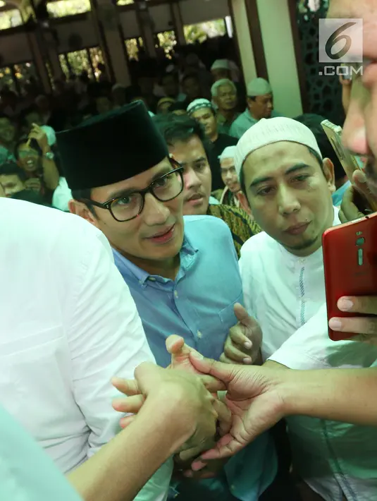 Bakal Calon Wakil Presiden, Sandiaga Uno seusai melaksanakan salat jumat di Masjid Sunda Kelapa, Jakarta, Jumat (10/8). Sandiaga menyusul Prabowo Subianto menuju KPU untuk mendaftarkan diri sebagai pasangan capres-cawapres. (Liputan6.com/Herman Zakharia)
