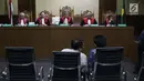 Para terdakwa kasus dugaan suap terkait pencemaran limbah sawit, Edy Rosada (duduk, kedua kanan) dan Arisavanah saat sidang putusan di Pengadilan Tipikor, Jakarta, Rabu (3/7/2019). Edy Rosada dan Arisavanah dijatuhi hukuman empat tahun penjara, denda Rp200 juta . (Liputan6.com/Helmi Fithriansyah)
