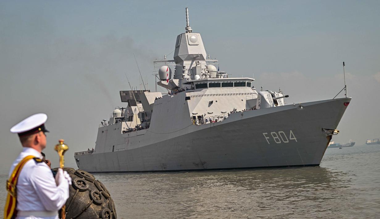 Seorang anggota Orkestra Marinir Belanda bersiap menyambut kedatangan kapal perang HNLMS De Ruyter di pelabuhan Tanjung Perak, Surabaya, Jawa Timur pada Kamis 14 Mei 2026. (JUNI KRISWANTO/AFP)