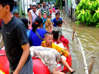 Hujan yang turun sejak Minggu (8/2) lalu, mengakibatkan kawasan perumahan mewah Garaharaya di Tangerang, Banten terendam air setinggi lebih kurang 90 cm, Selasa (10/2/2015). (Liputan6.com/Faisal R Syam)