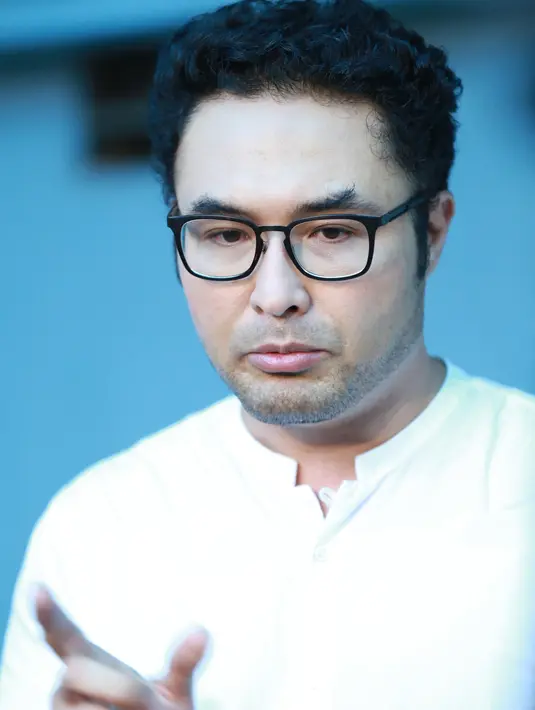 Sedangkan sebagai tulang punggung keluarga, Surya Saputra tidak akan mengurangi total kegiatannya di dunia hiburan. (Adrian Putra/Bintang.com)