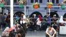 Calon penumpang menunggu kereta di Stasiun Senen, Jakarta, Sabtu (24/12). PT Kereta Api Indonesia akan menambahkan 11 gerbong dari tanggal 23 Desember 2016 sampai 11 Januari 2017. (Liputan6.com/Herman Zakharia)