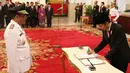 Presiden Joko Widodo menandatangani dokumen pelantikan Gubernur definitif DKI Jakarta, Djarot Saiful Hidayat di Istana Negara, Jakarta, Kamis (15/6). Djarot dilantik untuk sisa periode 2012-2017. (Liputan6.com/Angga Yuniar)