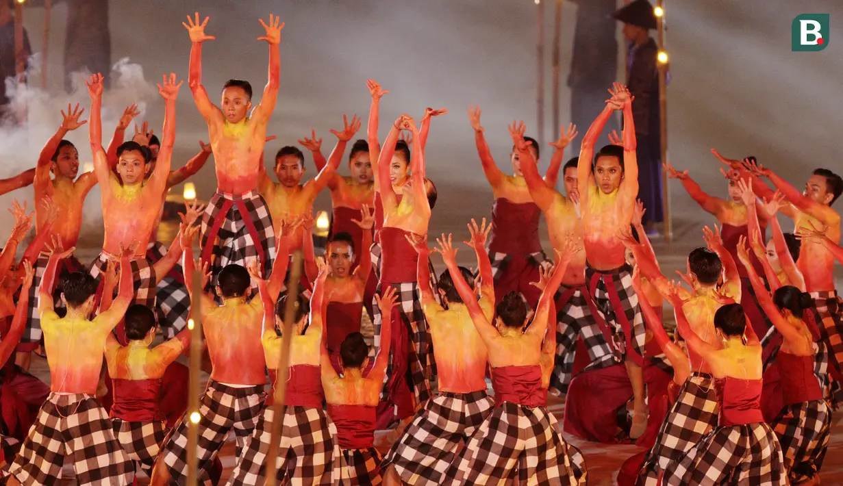 Para penari membawakan tarian kecak dari Bali saat pembukaan Asian Para Games di SUGBK, Jakarta, Sabtu (06/10/2018). Pembukaan dimeriahkan aksi para penyandang disabilitas. (Bola.com/M Iqbal Ichsan)