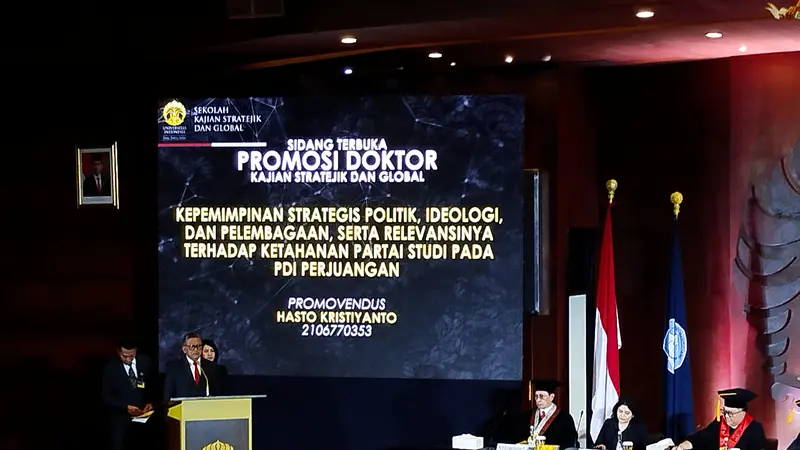 Hasto Kristiyanto dalam sidang terbuka promosi doktor yang berlangsung di Balai Sidang, Universitas Indonesia, Jumat (16/10/2024). (Liputan6.com/Ady Anugrahadi)