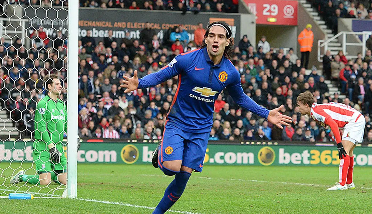 1. Manchester United memulai petualangan di tahun 2015 saat melawan Stoke pada laga Liga Premier Inggris. Striker asal Kolombia, Falcao, sukses menjadi pencetak gol pertama bagi United di tahun 2015. (AFP/Oli Scarff)